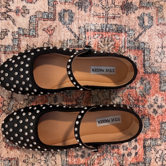 Steve Madden Shoes - Adorable Steve Madden Vinetta shoes with rhinestones